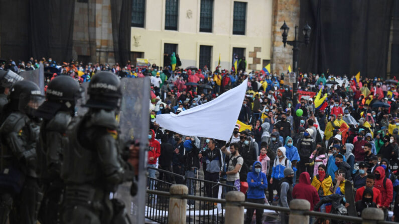 Personas son vistas durante una manifestación contra la reforma tributaria propuesta por el presidente colombiano Iván Duque, en Bogotá, el 28 de abril de 2021. (Juan Barreto/AFP vía Getty Images)