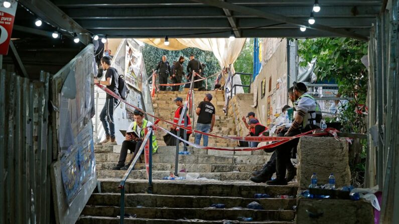 Una imagen tomada el 30 de abril de 2021 muestra a los equipos de rescate tras una estampida en el lugar de una reunión religiosa en Meron, en el norte de Israel. (Jack Guez/AFP vía Getty Images)