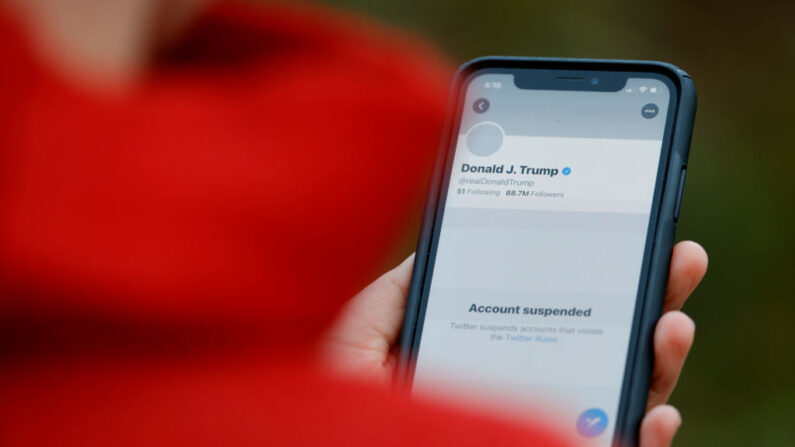 La cuenta de Twitter suspendida del presidente estadounidense Donald Trump aparece en la pantalla de un iPhone el 08 de enero de 2021 en San Anselmo, California. (Ilustración fotográfica de Justin Sullivan/Getty Images)