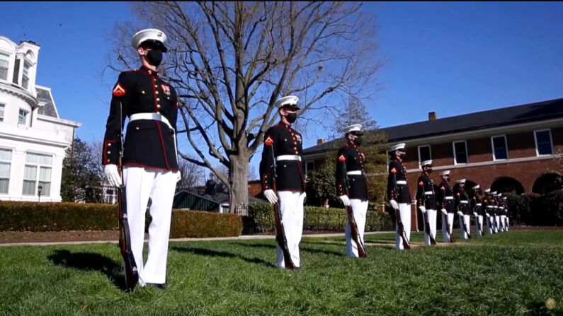 En esta captura de pantalla, se observa al pelotón de instrucción silenciosa del Cuerpo de Marines de Estados Unidos, durante el Desfile Virtual por América, el 20 de enero de 2021. (Foto de Handout/Biden Inaugural Committee a través de Getty Images)