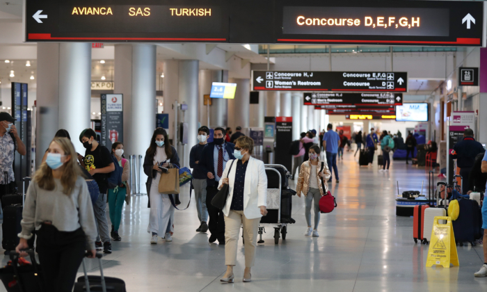 Viajeros caminan por el Aeropuerto Internacional de Miami, Florida, el 1 de febrero de 2021. (Joe Raedle/Getty Images)