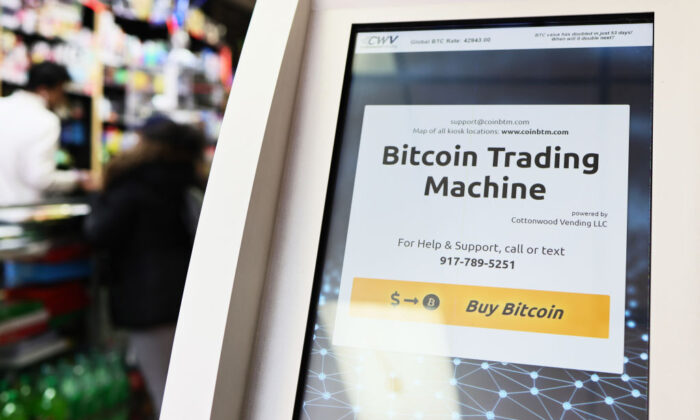 Un cajero automático de bitcoins en la ciudad de Nueva York el 8 de febrero de 2021. (Michael M. Santiago/Getty Images)