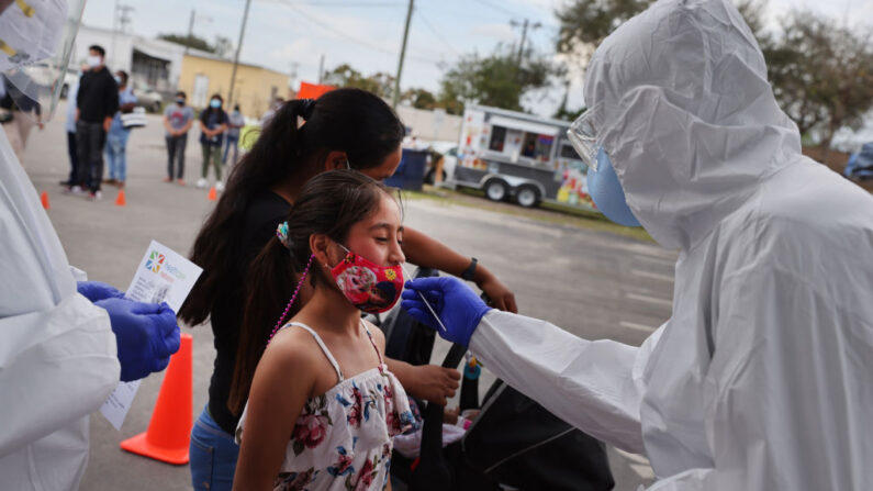 Trabajadores médicos administran pruebas rápidas de COVID-19 entre la comunidad agrícola el 17 de febrero de 2021 en Immokalee, Florida. (Spencer Platt/Getty Images)