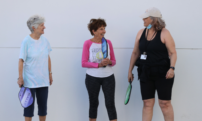 Tres mujeres toman una clase del juego de pickleball entre un grupo vacunado contra COVID-19 en la comunidad de jubilados John Knox Village Continuing Care en Pompano Beach, Florida, el 11 de marzo de 2021. (Joe Raedle/Getty Images)