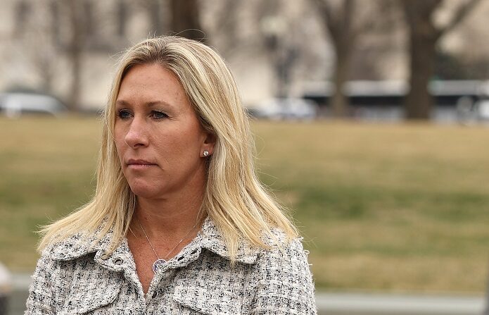 La representante Marjorie Taylor Greene (R-GA) asiste a una conferencia de prensa con miembros del Caucus de la Libertad de la Cámara de Representantes sobre la inmigración en la frontera entre Estados Unidos y México fuera del Capitolio de Estados Unidos el 17 de marzo de 2021 en Washington, DC. (Chip Somodevilla/Getty Images)
