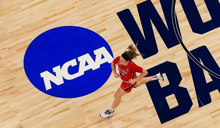 El logo de la NCAA se ve en el partido entre las Arizona Wildcats y las Stony Brook Seawolves, la primera ronda del Torneo de Baloncesto Femenino de la NCAA 2021 en el Alamodome el 22 de marzo de 2021 en San Antonio, Texas. (Carmen Mandato/Getty Images)