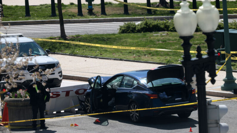 Las fuerzas de seguridad investigan una escena después que un vehículo chocara contra una barricada en el Capitolio de EE.UU., el 02 de abril de 2021, en Washington, D.C. (Win McNamee/Getty Images)