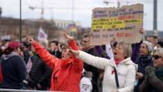 Miles de manifestantes protestan en Alemania contra restricciones por covid-19