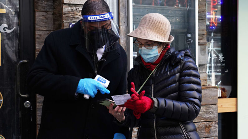 Una asistente muestra su prueba de vacunación mientras el Teatro St. James de Broadway reabre con una actuación exclusiva para los trabajadores de primera línea como parte de NY PopsUp el 3 de abril de 2021 en la ciudad de Nueva York. (Cindy Ord/Getty Images)