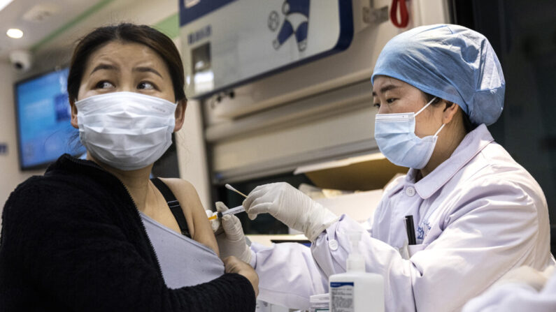 Una mujer recibe la vacuna COVID-19 en el vehículo de vacunación en movimiento en Wuhan, China, el 8 de abril de 2021. (Getty Images)
