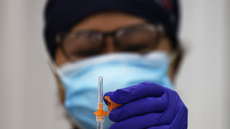 Una integrante del personal médico de Northwell Health prepara una dosis de la vacuna anti-COVID de Johnson & Johnson, en el sitio de vacunación de Northwell Health, en Staten Island, el 8 de abril de 2021. (Michael M. Santiago/Getty Images)