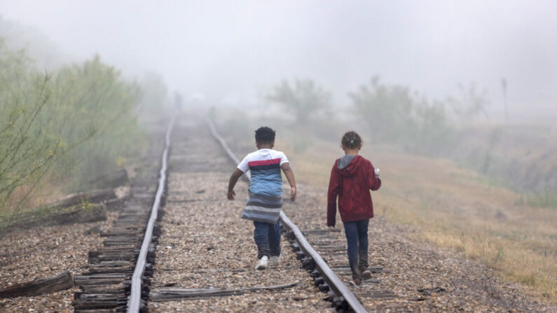 Niños centroamericanos caminan hacia los agentes de la Patrulla Fronteriza de Estados Unidos cerca de la frontera entre México y Estados Unidos el 10 de abril de 2021 en La Joya, Texas. (John Moore/Getty Images)