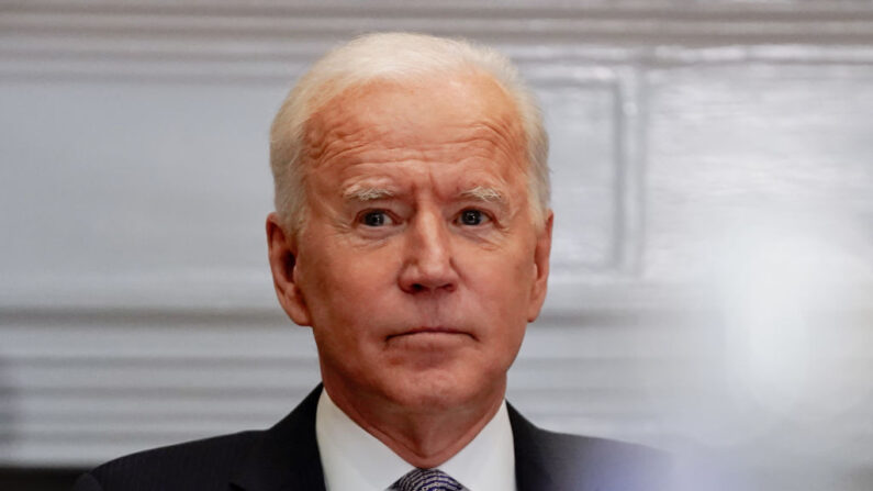 El presidente de EE. UU., Joe Biden, se une a una Cumbre de directores ejecutivos sobre resiliencia de la cadena de suministro y semiconductores a través de una videoconferencia desde la Sala Roosevelt de la Casa Blanca el 12 de abril de 2021 en Washington, DC. (Amr Alfiky-Pool/Getty Images)