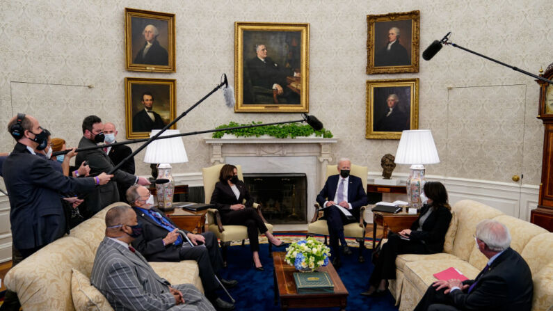 El presidente de EE. UU., Joe Biden, y la vicepresidenta, Kamala Harris, se reúnen con miembros del Congreso, como el representante Don Young (R-AK), el representante Donald Payne Jr. (D-NJ), el senador Roger Wicker (R-MS) y la senadora Maria Cantwell (D-WA), entre otros, en el Despacho Oval de la Casa Blanca, el 12 de abril de 2021, en Washington, D.C. (Foto de Amr Alfiky-Pool/Getty Images)