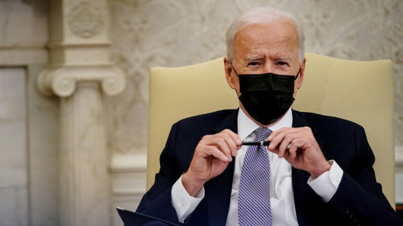 El presidente Joe Biden se reúne con miembros del Congreso en la Oficina Oval de la Casa Blanca el 12 de abril de 2021 en Washington, D.C. (Amr Alfiky-Pool/Getty Images)
