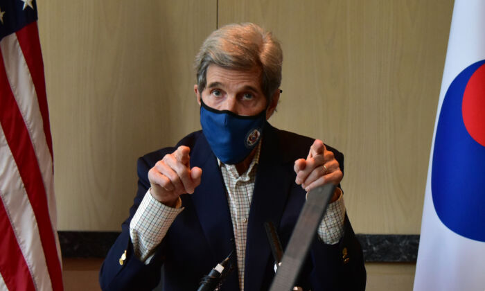 El enviado presidencial especial de Estados Unidos para el clima, John Kerry, habla durante una conferencia de prensa en Seúl, Corea del Sur, el 18 de abril de 2021. (Embajada de Estados Unidos en Seúl a través de Getty Images)