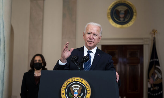 El presidente de EE.UU.,  Joe Biden, con la vicepresidenta Kamala Harris, hace comentarios sobre el juicio de Derek Chauvin, en la Casa Blanca, el martes 20 de abril de 2021. (Doug Mills/Pool/Getty Images)