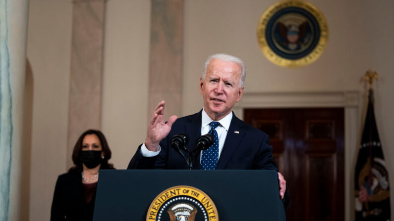 El presidente Joe Biden, acompañado de la vicepresidente Kamala Harris, habla en la Casa Blanca, en Washington, el 20 de abril de 2021. (Doug Mills/Pool/Getty Images)