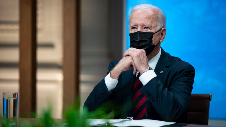 El presidente de EE.UU., Joe Biden, escucha durante una cumbre virtual de líderes sobre el clima con 40 líderes mundiales en el Salón Este de la Casa Blanca, el 22 de abril de 2021, en Washington, D.C. (Foto de Al Drago-Pool/Getty Images)