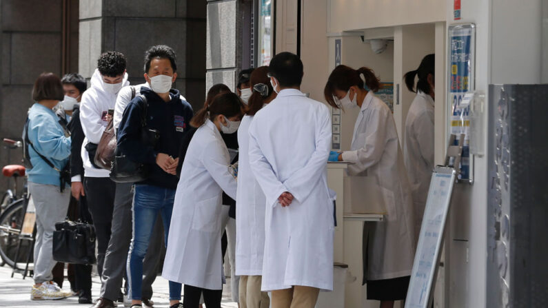 La gente espera en la cola para acceder a un centro de pruebas de PCR de covid-19 el 23 de abril de 2021 en Osaka, Japón. (Buddhika Weerasinghe/Getty Images)