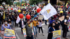 Miles de colombianos toman las calles en protesta contra reforma tributaria