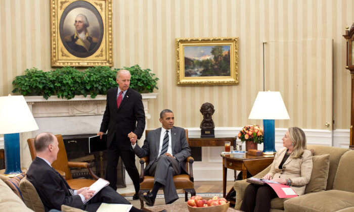 El vicepresidente Joe Biden (centro izq.) llega a una reunión con el presidente Barack Obama, la secretaria de Estado Hillary Rodham Clinton y el asesor de seguridad nacional Tom Donilon en el Despacho Oval en Washington el 18 de julio de 2012. (Pete Souza/White House Photo vía Getty Images)