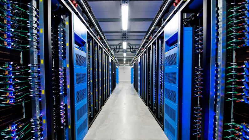 Se observan miles de servidores en el centro de datos de Facebook, el primero fuera de Estados Unidos, el 7 de noviembre de 2013 en Lulea, en la Laponia sueca. (JONATHAN NACKSTRAND/AFP a través de Getty Images)