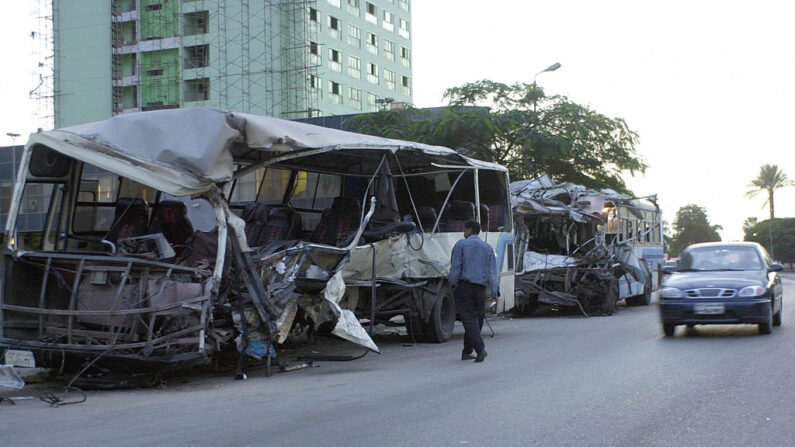 Una foto de archivo muestra los dos autobuses dañados que chocaron en una carretera del lado del Nilo en el sur de El Cairo, Egipto, el 11 de noviembre de 2003. (Dasski / AFP vía Getty Images)