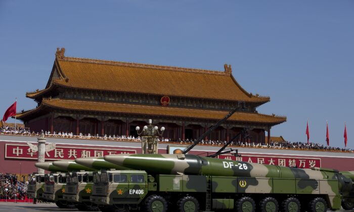 Vehículos militares chinos, que transportan misiles DF-26, pasan por la Plaza de Tiananmen durante un desfile militar en Beijing, China, el 3 de septiembre de 2015. (Andy Wong-Pool/Getty Images)