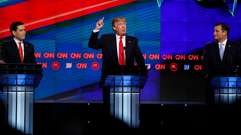 El senador de Florida Marco Rubio (Izq.) y el senador de Texas Ted Cruz (Der.) observan a Donald Trump (C) hablar durante el debate presidencial republicano de CNN, el 10 de marzo de 2016, en Miami, Florida. (RHONA WISE/AFP a través de Getty Images)
