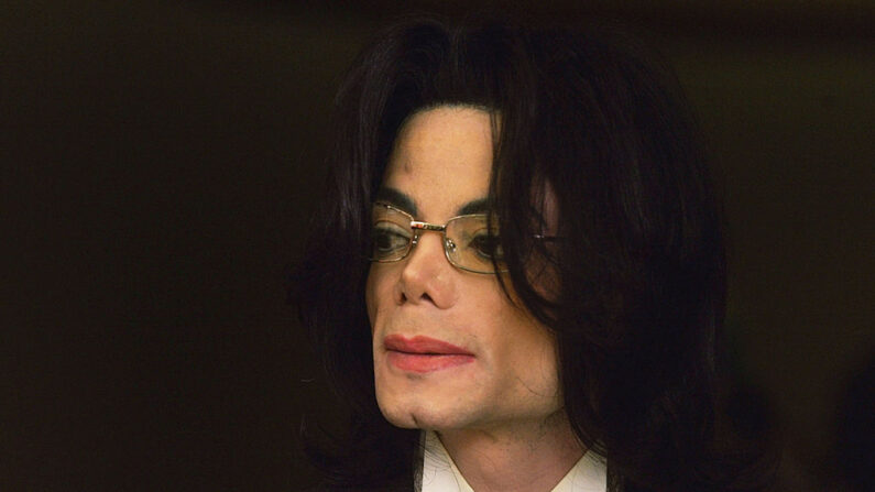 El cantante Michael Jackson, foto tomada el 23 de mayo de 2005 en Santa María, California (EE.UU.). (Aaron Lambert-Pool/Getty Images)