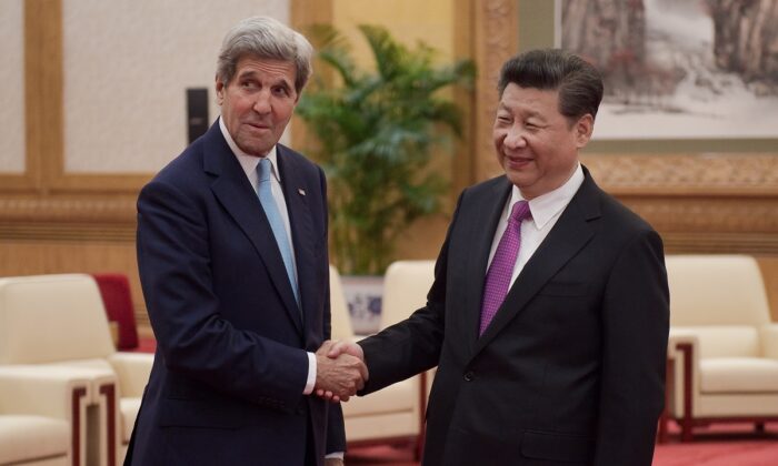 El entonces secretario de Estado de Estados Unidos, John Kerry (izq.), estrecha la mano del líder de China, Xi Jinping (der.), en el Gran Salón del Pueblo de Beijing, el 7 de junio de 2016. (Nicolas Asfouri - Pool/Getty Images)
