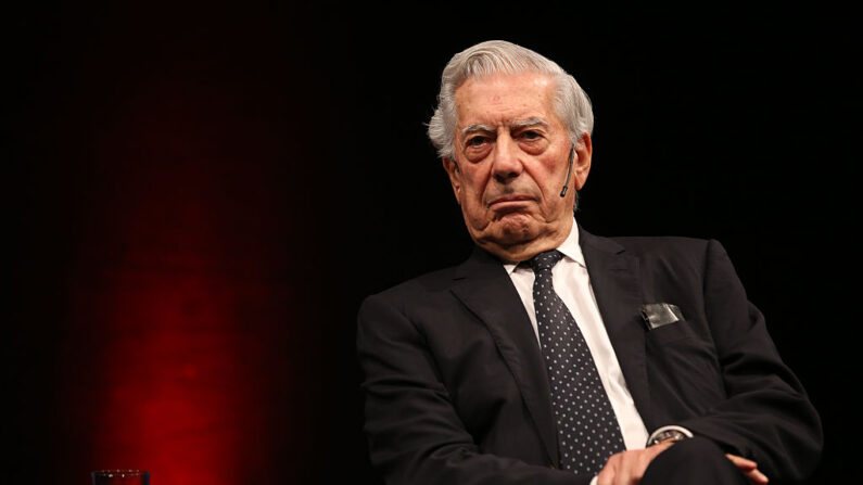 Mario Vargas Llosa asiste a una lectura durante el lit. Cologne en el WDR Funkhaus el 23 de octubre de 2016 en Colonia, Alemania. (Ralf Juergens/Getty Images)