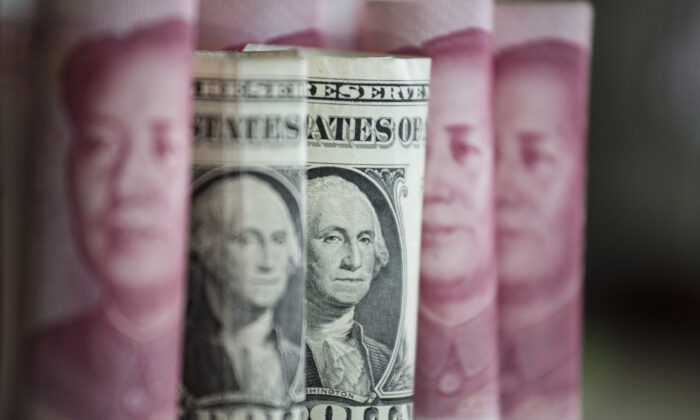 Billetes chinos de 100 yuanes y billetes de un dólar estadounidense en Beijing, el 6 de enero de 2017. (Fred Dufour/AFP a través de Getty Images)