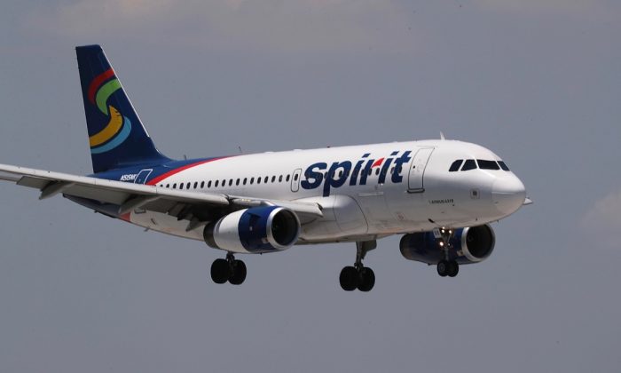 Un avión de Spirit Airlines aterriza en el Aeropuerto Internacional de Fort Lauderdale-Hollywood en Fort Lauderdale, Florida, el 9 de mayo de 2017. (Joe Raedle/Getty Images)