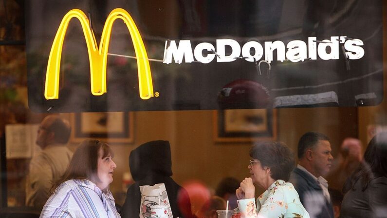 Los clientes comen en el restaurante de McDonald's el 19 de octubre de 2007 en Chicago, Illinois. (Scott Olson / Getty Images)
