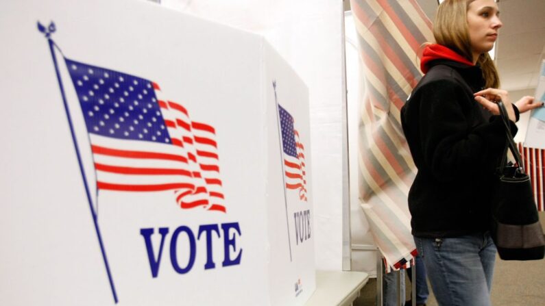Una cabina de votación en New Hampshire. Se le ha dicho al estado de Kentucky que limpie sus listas de registro de votantes. (Win McNamee/Getty Images)