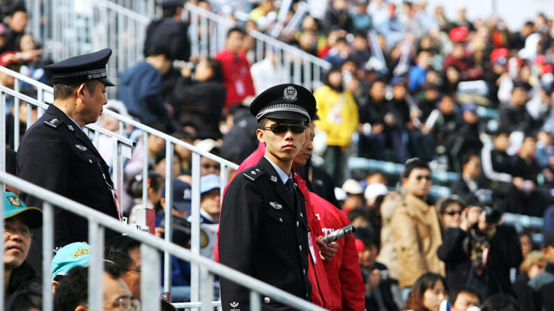 Policías chinos en el juego entre los Dodgers de Los Ángeles y los Padres de San Diego en el estadio Wukesong de Beijing en Beijing, el 16 de marzo de 2008. (Guang Niu/Getty Images)