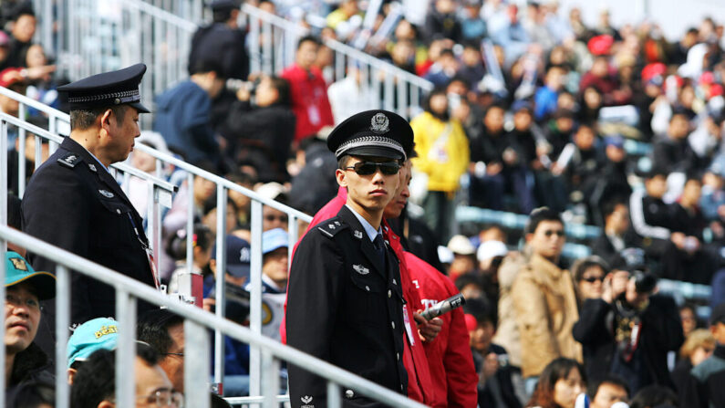 Policías chinos en el partido entre los Dodgers de Los Ángeles y los Padres de San Diego en el estadio Wukesong de Pekín, el 16 de marzo de 2008. (Guang Niu/Getty Images)
