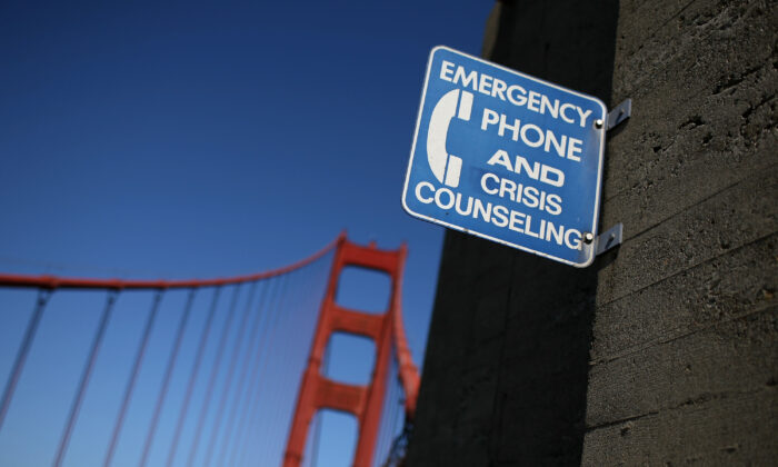 Una señal con un teléfono de emergencia figura en un tramo del puente Golden Gate en San Francisco, California, el 10 de octubre de 2008. (Justin Sullivan/Getty Images)