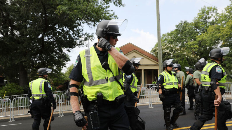 La policía antidisturbios mantiene guardia el 26 de agosto de 2017 en Knoxville, Tennessee. (Spencer Platt / Getty Images)