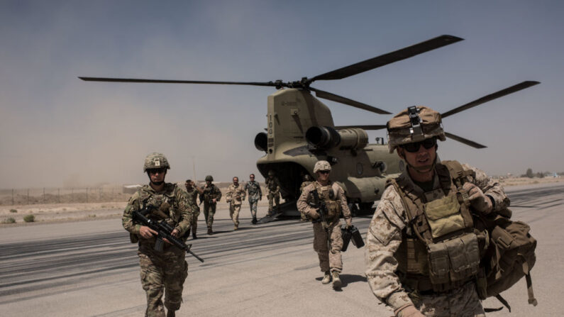 Miembros del servicio estadounidense bajan de un helicóptero en la pista de aterrizaje de Camp Bost el 11 de septiembre de 2017 en la provincia de Helmand, Afganistán. (Andrew Renneisen/Getty Images)