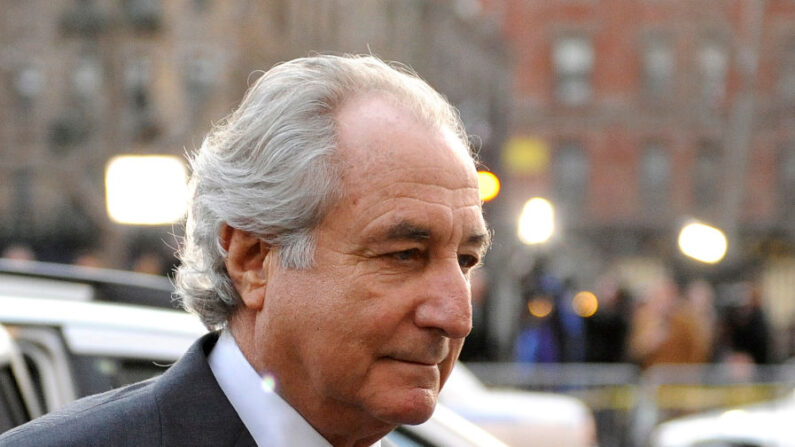 El financiero Bernard Madoff llega al tribunal federal de Manhattan el 12 de marzo de 2009 en la ciudad de Nueva York (EE.UU.). (Stephen Chernin/Getty Images)