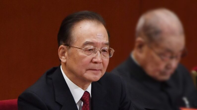 El exprimer ministro chino Wen Jiabao escucha los discursos durante la sesión de clausura del congreso de la legislatura del títere en Beijing, China, el 24 de octubre de 2017. (GREG BAKER/AFP vía Getty Images)