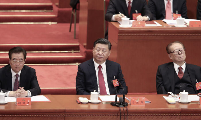 (De izquierda a derecha) El exlíder chino Hu Jintao, Xi Jinping y el exlíder Jiang Zemin asisten a la clausura del 19º Congreso del Partido Comunista en el Gran Salón del Pueblo en Beijing, China, el 24 de octubre de 2017. (Lintao Zhang/Getty Images)