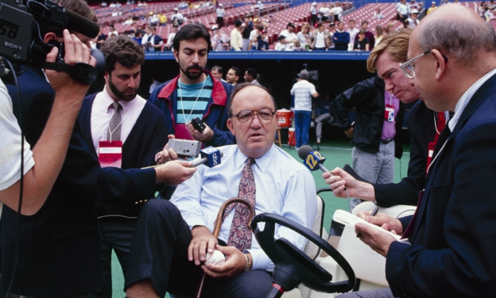 El comisionado de la MLB, Fay Vincent, habla con los periodistas antes de un partido de la NLCS de 1990 entre los Cincinnati Reds y los Pittsburgh Pirates en el Three Rivers Stadium de Pittsburgh, Pensilvania. (Jim Commentucci/Getty Images)