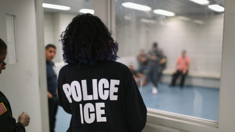 Inmigrantes indocumentados esperan en una celda de detención en un centro de procesamiento del Servicio de Inmigración y Control de Aduanas de Estados Unidos (ICE), en el edificio federal de Estados Unidos en el bajo Manhattan, Nueva York, el 11 de abril de 2018. (John Moore/Getty Images)
