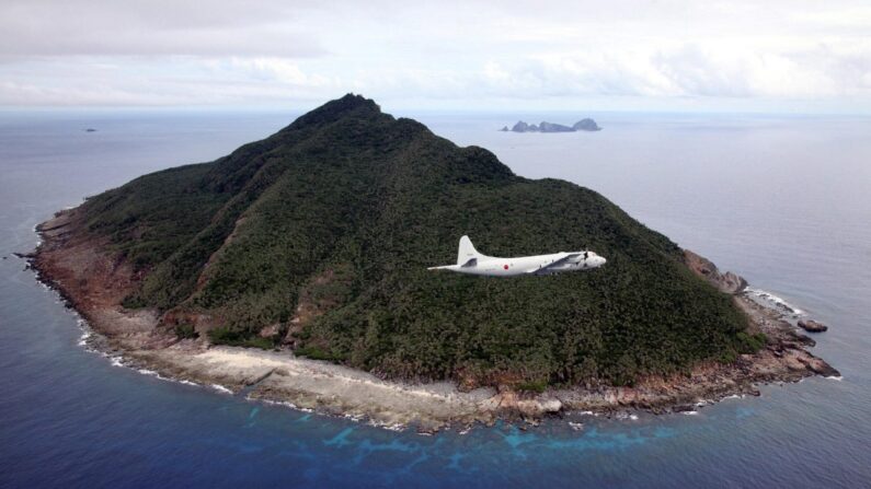 Un avión de patrulla japonés sobrevolando los islotes en disputa conocidos como islas Senkaku en Japón e islas Diaoyu en China, situados en el Mar de China Oriental el 13 de octubre de 2011. Muji ha provocado la ira de Beijing por el tema de las islas Senkaku. (JAPAN POOL/AFP/Getty Images)
