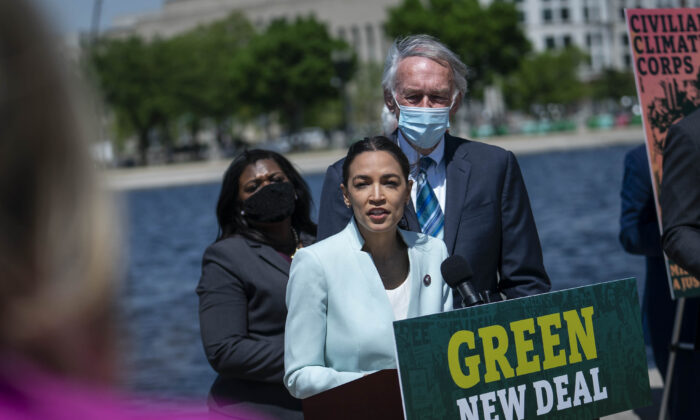 La representante Alexandria Ocasio-Cortez (D-N.Y.) habla en una conferencia de prensa celebrada para volver a presentar el Green New Deal, en Washington, el 20 de abril de 2021. (Sarah Silbiger/Getty Images)