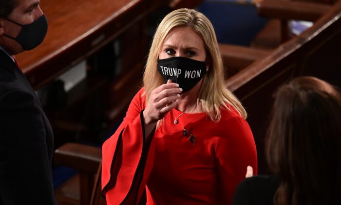 La representante Marjorie Taylor Greene (R-Ga.) usa una mascarilla "Trump Won" al llegar al pleno de la Cámara para tomar el juramento en la sesión de apertura del año en Washington, el 3 de enero de 2021. (Erin Scott/Pool/Getty Images)